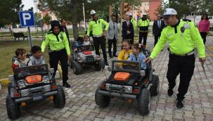 Minik öğrencilere trafik kuralları uygulamalı olarak öğretiliyor 