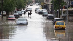 Karaman'da aniden yağan yağmur yolları göle çevirdi, araçlar yolda mahsur kaldı  