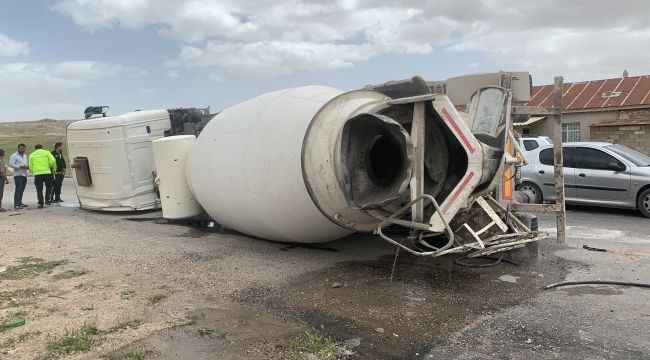 Karaman'da devrilen beton mikserinin sürücüsü yaralandı