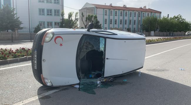 Karaman'da hafif ticari araçların karıştığı kazada 2 kişi yaralandı