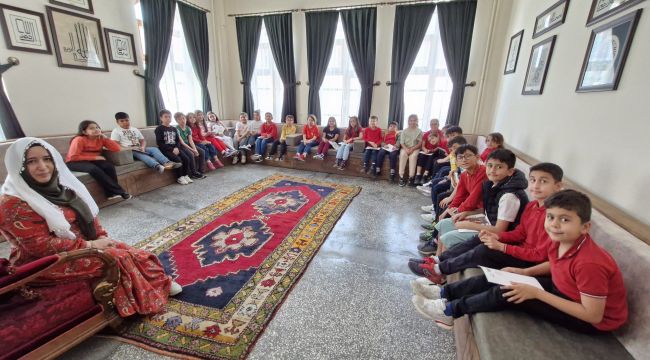 Karaman'da sınıf öğretmeni Fatma Karaca Akkol, 4 yıldır çocuklara masal anlatıyor 