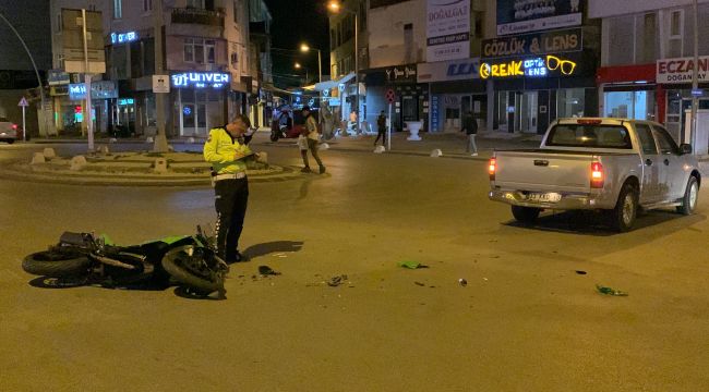 Karaman'da sürat motoru ile kamyonet çarpıştı: 1 yaralı 