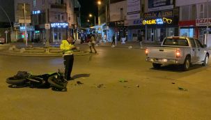 Karaman'da sürat motoru ile kamyonet çarpıştı: 1 yaralı 