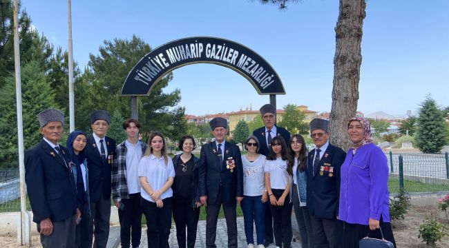 Karaman'da Türkiye Muharip Gaziler Mezarlığını ziyarette duygusal anlar yaşandı