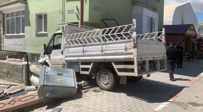 Kontrolden çıkan kamyonet bahçe duvarını yıktı: 2 yaralı 