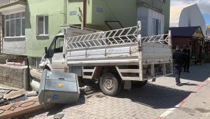 Kontrolden çıkan kamyonet bahçe duvarını yıktı: 2 yaralı 