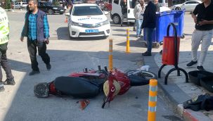 Otomobile çarpan bisikletteki 2 kişi yola savrularak yaralandı