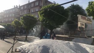 Perşembe pazarında trafo patladı, çok sayıda ekip sevk edildi