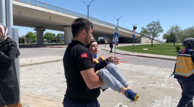 Sağlık görevlisi kazada yaralanan çocuğu ambulansa kucağında götürdü 