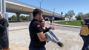 Sağlık görevlisi kazada yaralanan çocuğu ambulansa kucağında götürdü 