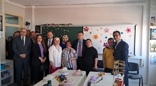 Atık malzemeler engelli öğrencilerin elinde esere dönüştü 
