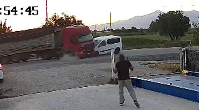 Karaman'da hafifi ticari araç ile tır çarpıştı: 1 yaralı