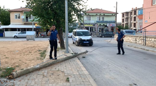 Karaman'da kırılan telefon direği kaldırıma devrildi