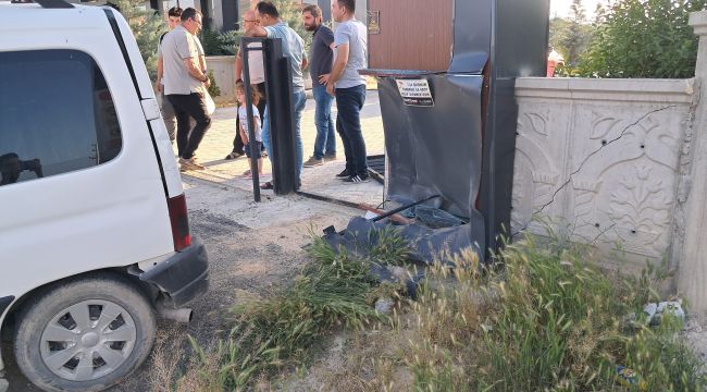 Karaman'da kontrolden çıkan hafif ticari araç site duvarına çarptı