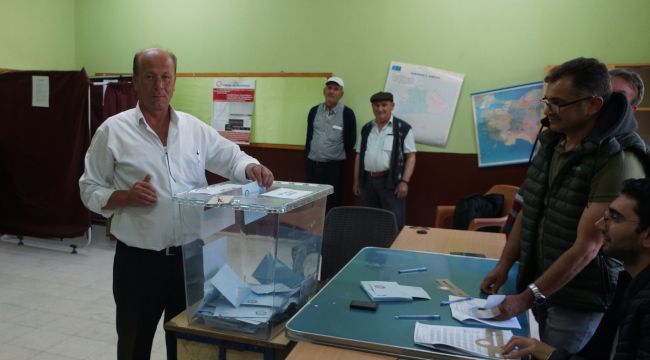 Karaman'da tekrarlanan seçimde yeniden köyüne muhtar seçildi
