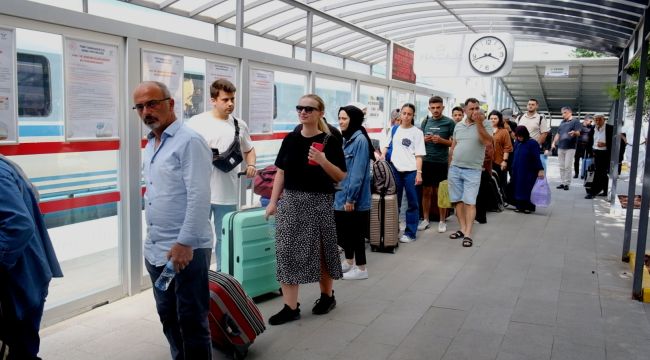 Karaman YHT garında bayram yoğunluğu yaşanıyor