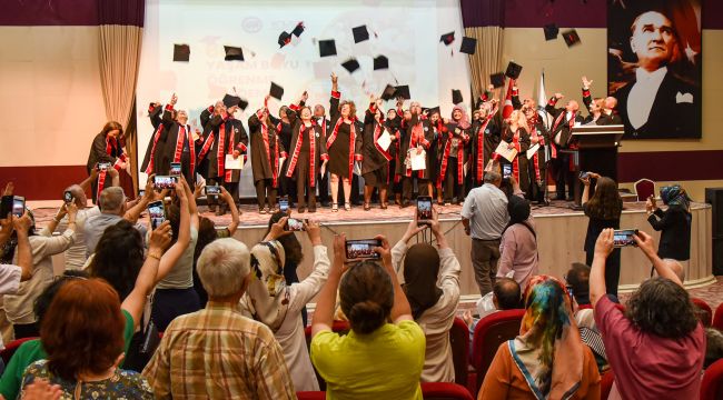 KMÜ'de 60 yaş üstü öğrencilerin mezuniyet coşkusu 