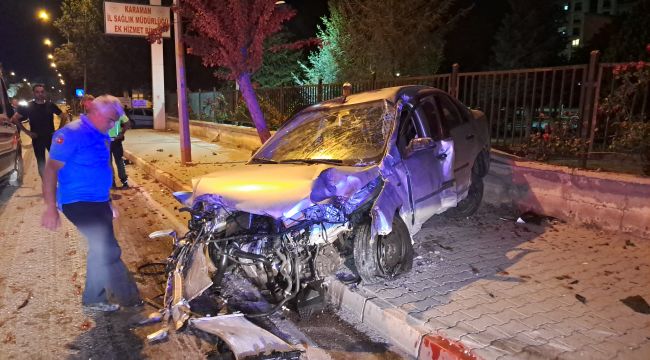 Kontrolden çıkan otomobil kaldırıma çıkarak hastanenin duvarına çarptı: 1 yaralı