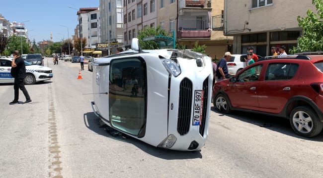Otomobil ile çarpışan hafif ticari araç yan yattı 