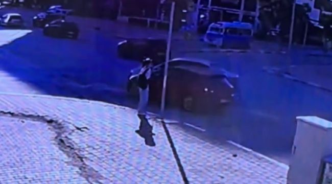 Otomobillerin üzerine gelmesinden yaya kadın kıl payı kurtuldu 