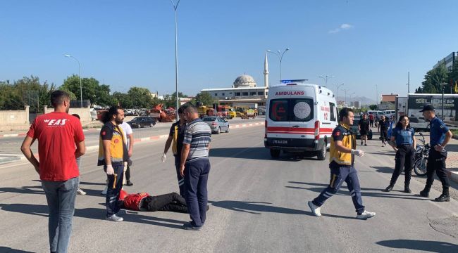 Hafif ticari araçla çarpışan motosiklet 30 metre sürüklendi: 2 yaralı 