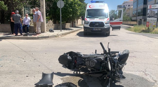 Karaman'da motosiklet ile servis minibüsü çarpıştı: 2 yaralı