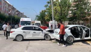 Karaman'da otomobiller çarpıştı:  3 yaralı 
