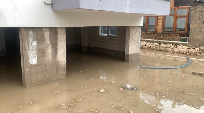 Karaman'da sağanak yağış su baskınlarına neden oldu
