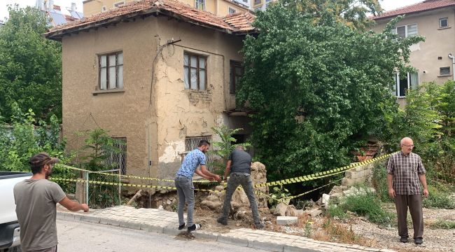 Karaman'da sel suları 2 katlı kerpiç evin temeline hasar verdi 
