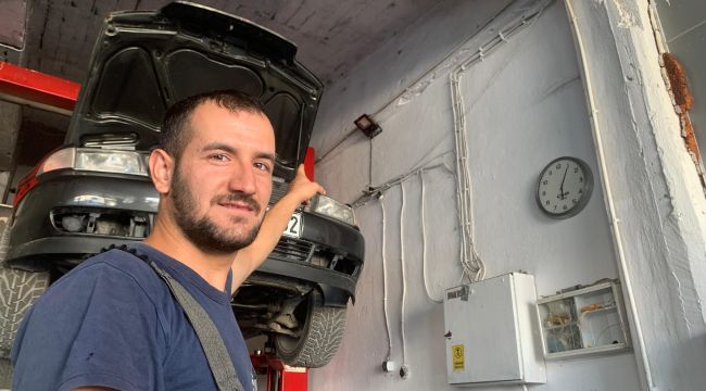 Kumru 2 yıldır oto tamirci dükkanına yuva yapıyor