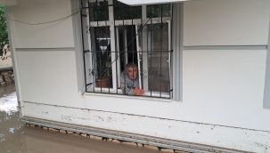 Sağanak sonrası evlerinde mahsur kalan aile kurtarıldı  