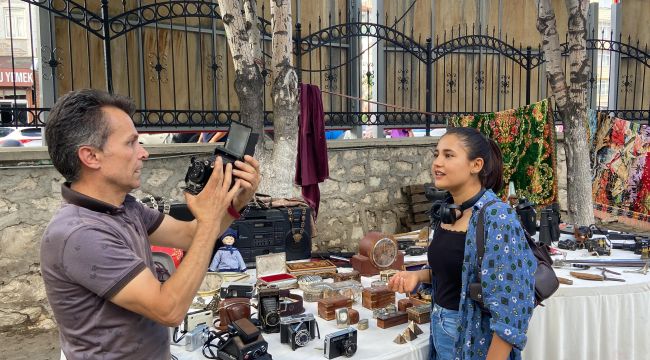 Babasından etkilenen küçük koleksiyoner antika sergisi açtı 