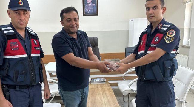 Jandarma bir vatandaşın yolda bulduğu poşet dolusu parayı sahibine teslim etti