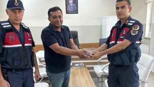 Jandarma bir vatandaşın yolda bulduğu poşet dolusu parayı sahibine teslim etti 