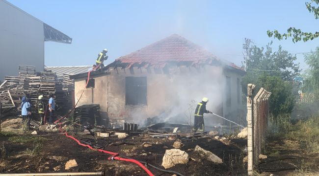 Karaman'da tutuşan kuru otlar müstakil evi yaktı 