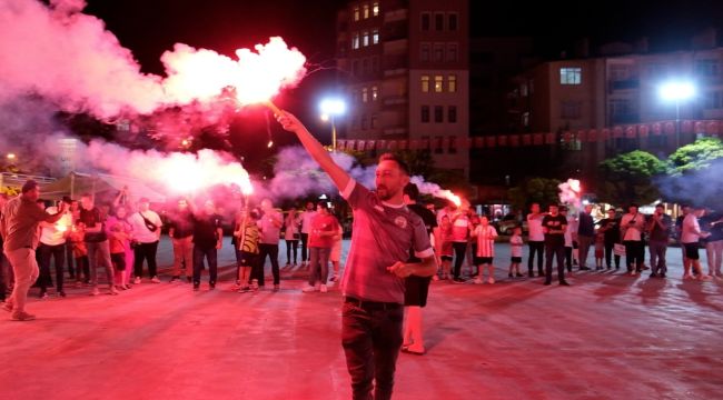 Karaman FK'daki yönetim krizine taraftarlardan meşaleli tepki