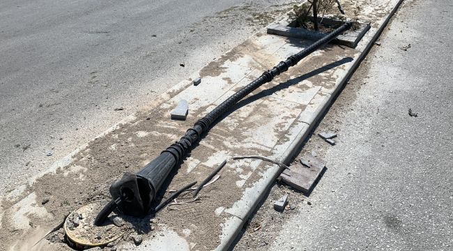 Aydınlatma diregine çarpan otomobildeki 2 kişi yaralandı