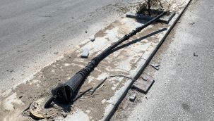 Aydınlatma diregine çarpan otomobildeki 2 kişi yaralandı