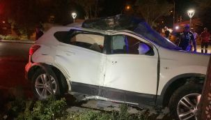 Kaza sonrası araçta sıkışan sürücü ile yaşlı kadını itfaiye ekipleri kurtardı 