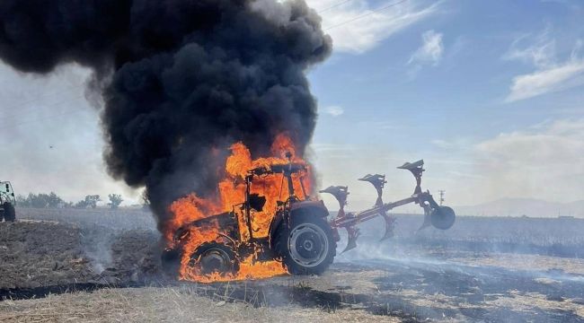 Alev alan traktör yanarak demir yığınına döndü 