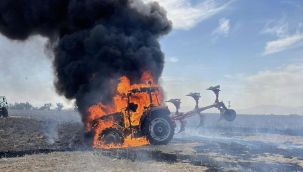 Alev alan traktör yanarak demir yığınına döndü 