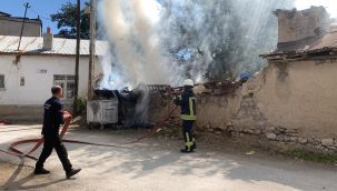 Evin avlusundaki atık malzemeler yandı 