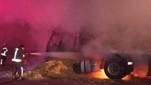 Karaman'da saman balyası yüklü tır yandı 