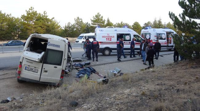 Karaman'da Tarım İşçilerini Taşıyan Minibüs Şarampole Devrildi: 2 Ölü, 13 Yaralı