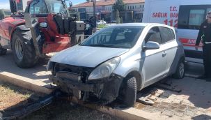 Otomobil karşı şeride geçerek kaldırıma çıktı: 1 yaralı 