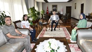 Vali Çiçekli, 13 yaşındaki Selen ve ailesini makamında misafir etti 