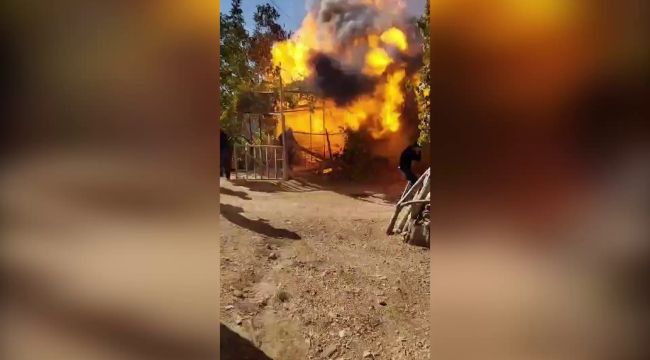 Yanan evin bomba gibi patladığı an kamerada 