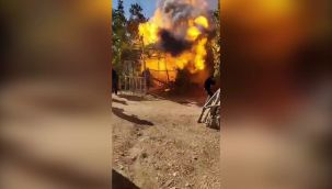 Yanan evin bomba gibi patladığı an kamerada 