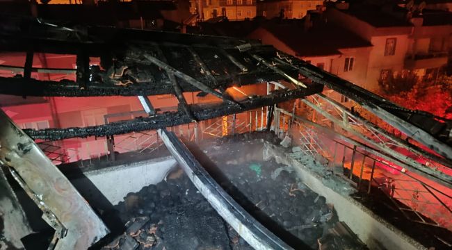 Apartmanın teras katında çıkan yangın korkuttu 