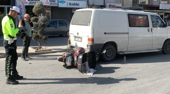 Motosiklet minibüsün altına girdi: 1 yaralı 